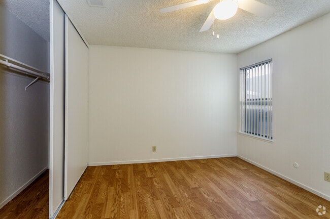 2BR, 2BA - 1,049SF