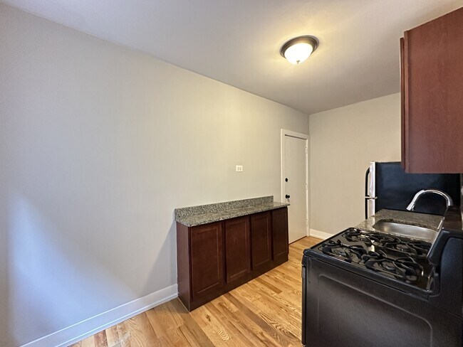 Photo - 1034 W George St Unit 83