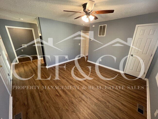 Photo - 894 Logan St