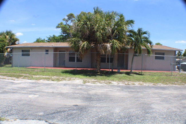 Building Photo - 3133 SW 13th St Rental