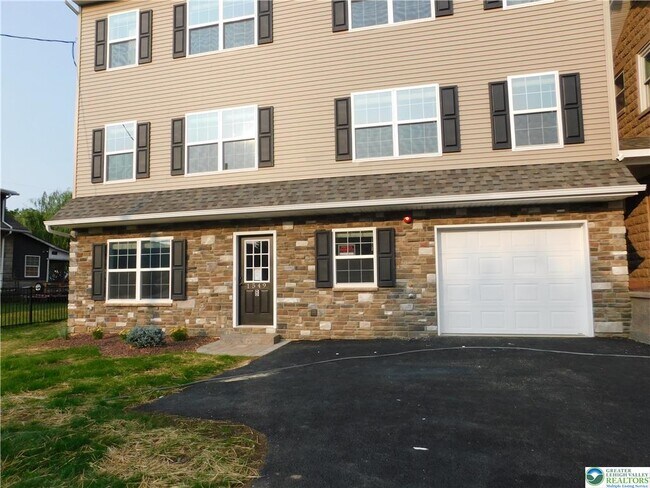 Photo - 1549 Burkhardt St Unit B