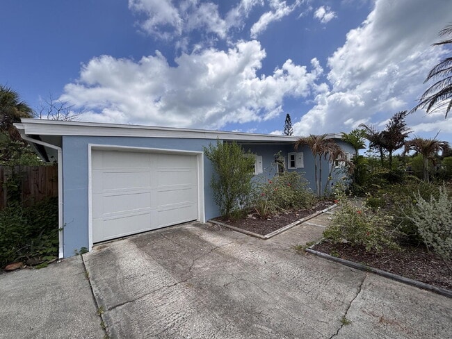 Building Photo - Charming Old Florida-Style Pool Home for Rent!