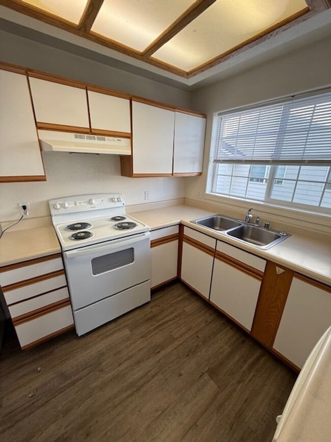 Building Photo - 2 Bedroom, 2 Bathroom Centrally Located Condo
