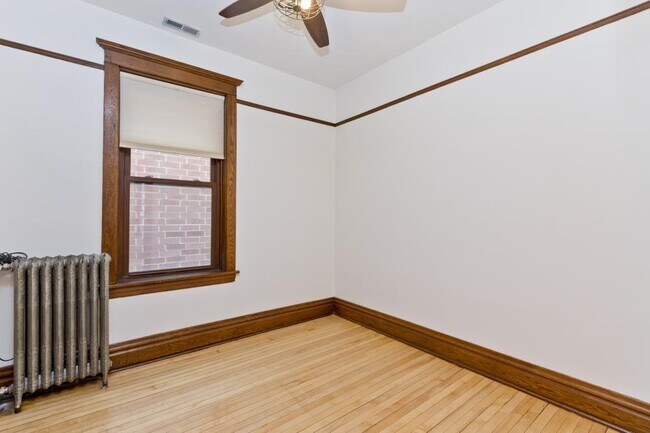 Photo - 3 bedroom in Chicago IL 60613 Unit 3