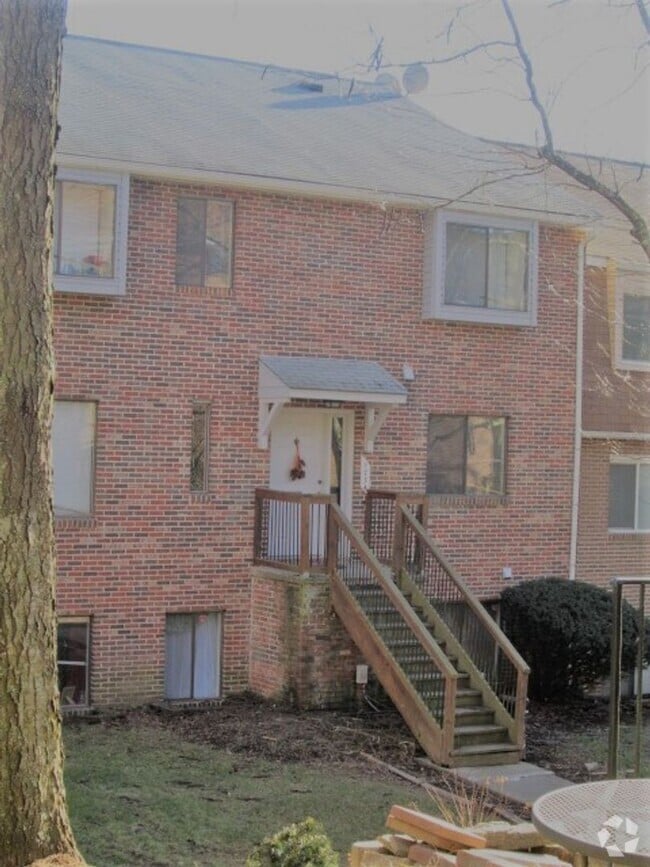Building Photo - 3 Bedroom 2 Bath Townhouse