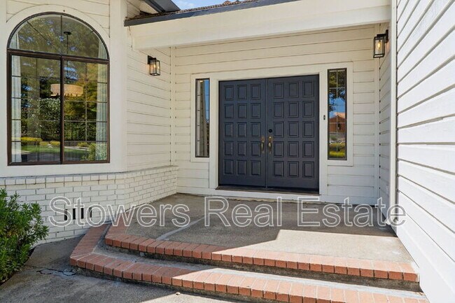 1121 Douglas Ct
