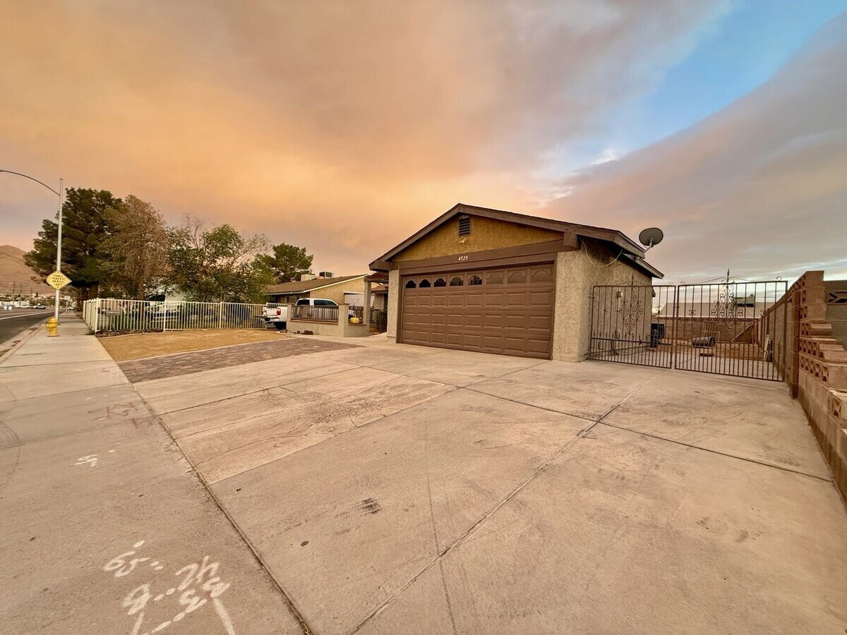 Ultimate Toy Lover’s Paradise Dual RV Pa... House House Rental in