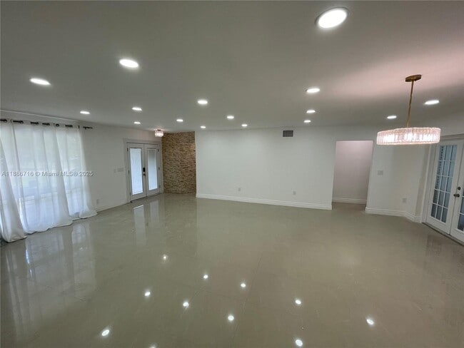 Photo - 1400 E Hawthorne Cir