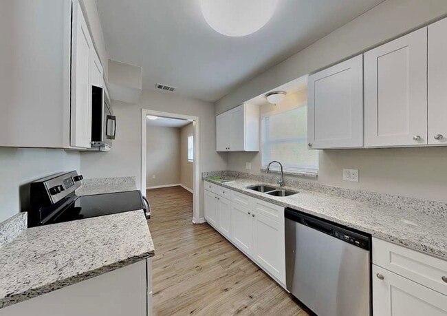 Photo - 1704 Newton St