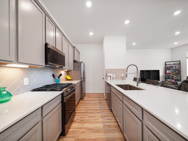 Photo - 674 Royal Arch Dr