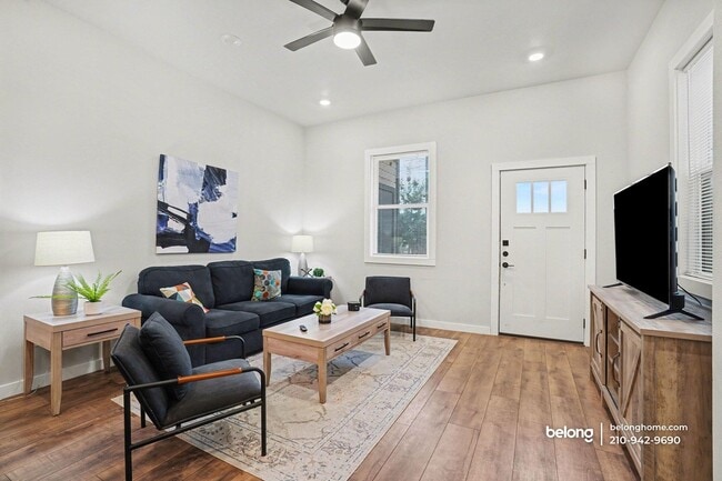 Photo - 1725 E Crockett St