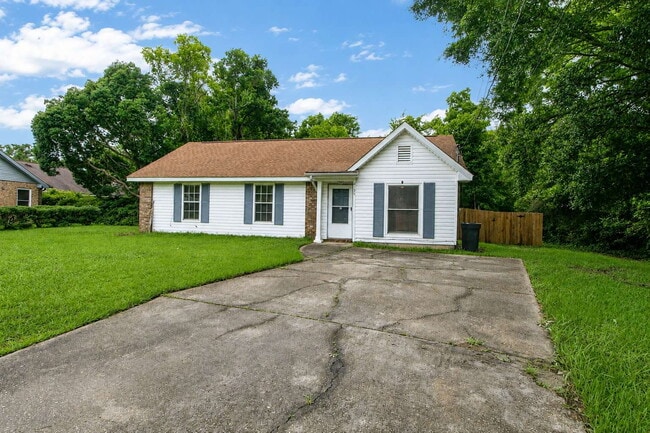 Building Photo - 3BR/2BA Home Near UWF with High Ceilings, Large Backyard Deck & Fully Fenced Yard