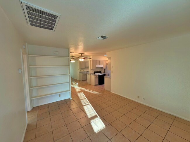 Building Photo - 9033 W Elm St