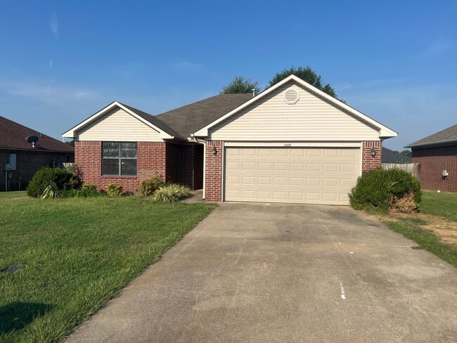 Building Photo - 3 Bed 2 Bath Home