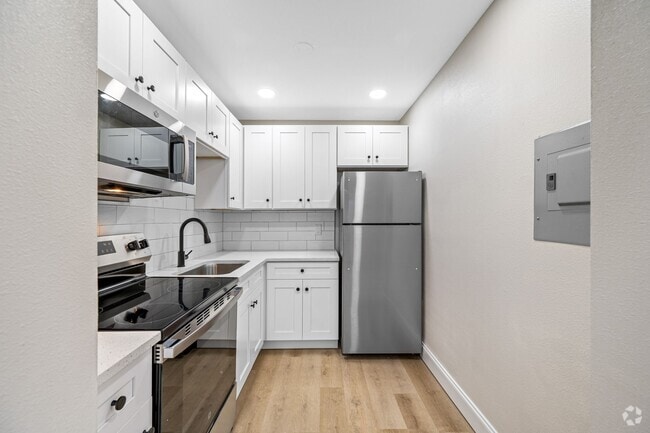 Building Photo - 140 East Davis Rental