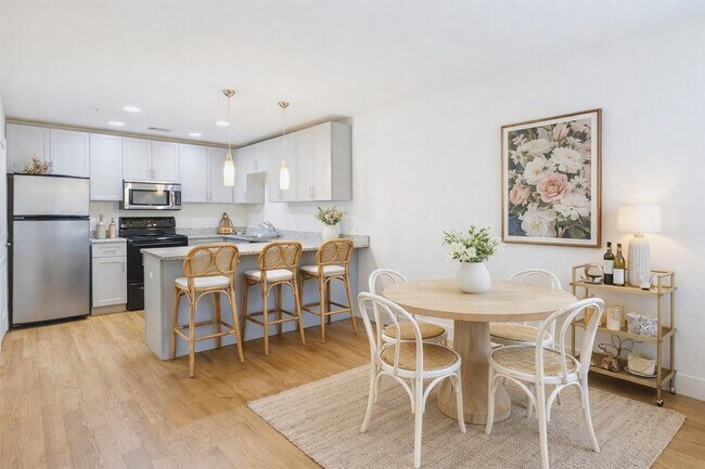 Building Photo - 711 W 32nd St Unit 106