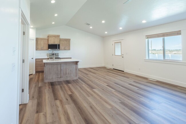 Photo - 5 BED 3 BATH HOME IN IDAHO FALLS WITH 2 STALL GARAGE, AC, FENCED YARD