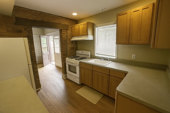 Building Photo - 10/12 Pearl Unit #12 (downstairs) Rental