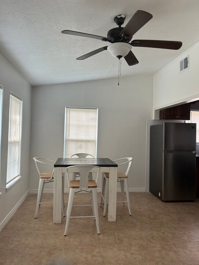 Photo - 2725 Deer St