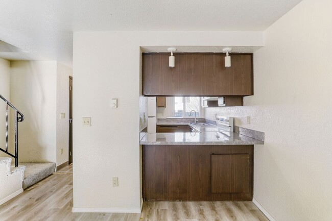 Photo - Amazing 2 Bed 1.5 Bath Townhome Unit in the Heart of Everett!! Unidad 11-02