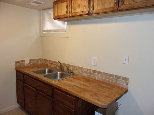 Building Photo - 1212 E 19th St Unit Apt C