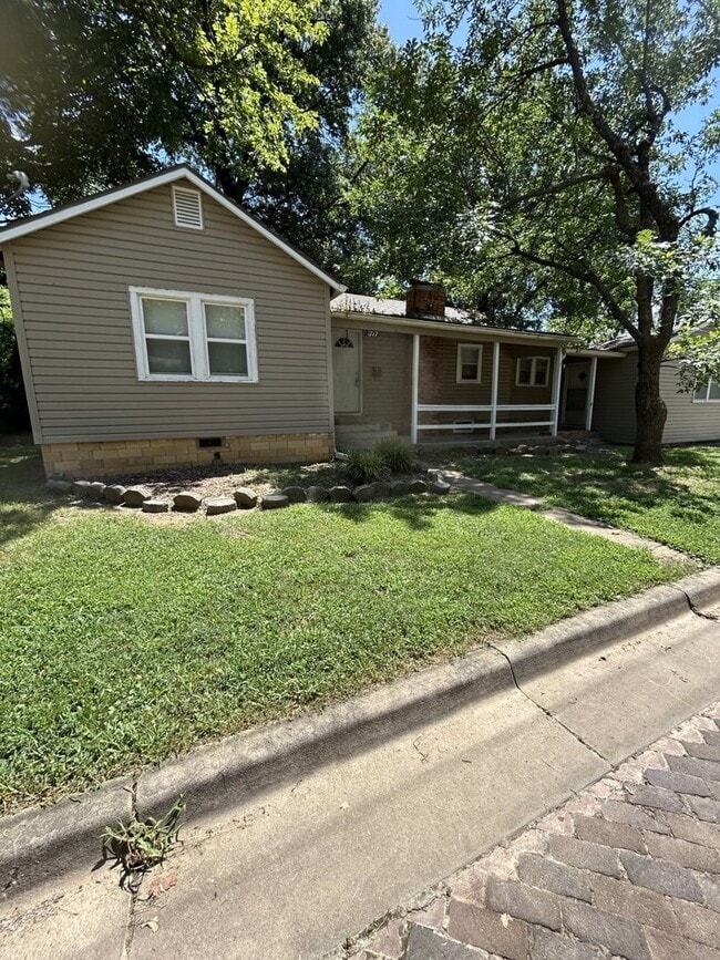 Building Photo - Nice 3 bedroom 1 bath home Walking distanc...