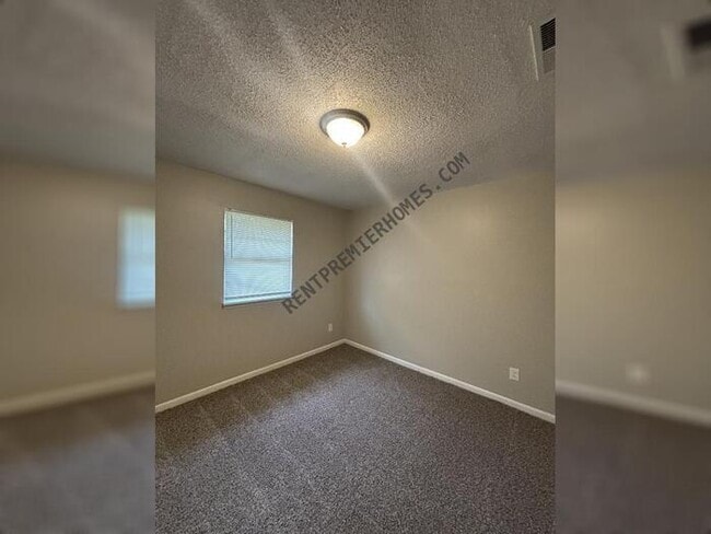 Building Photo - 2221 Dorchester Dr