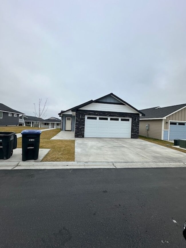 Building Photo - 3-bedroom single-family home in a gated community