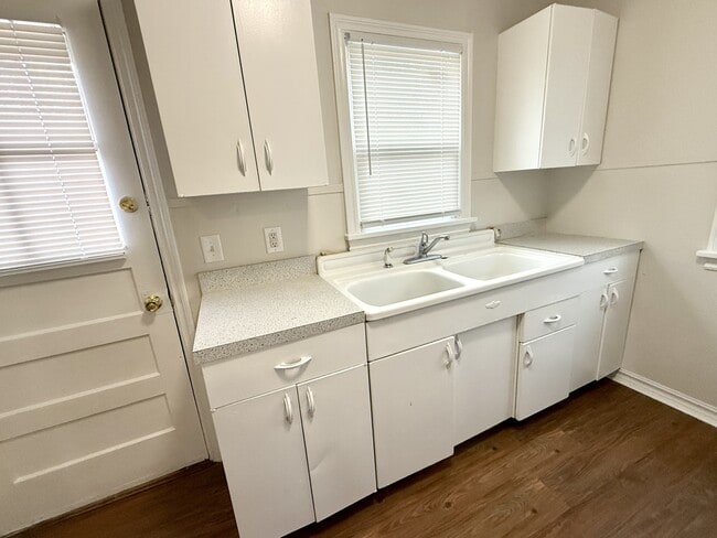 Photo - 33 8th Ave NW