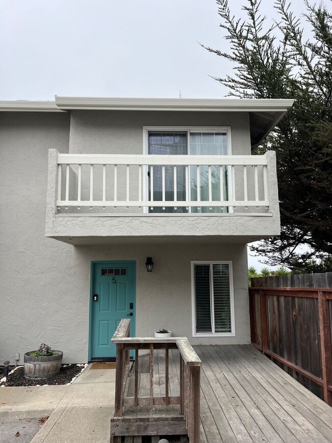 Building Photo - 2 Bedroom 2 Bath Updated Condo Marina - Av... Unit 5