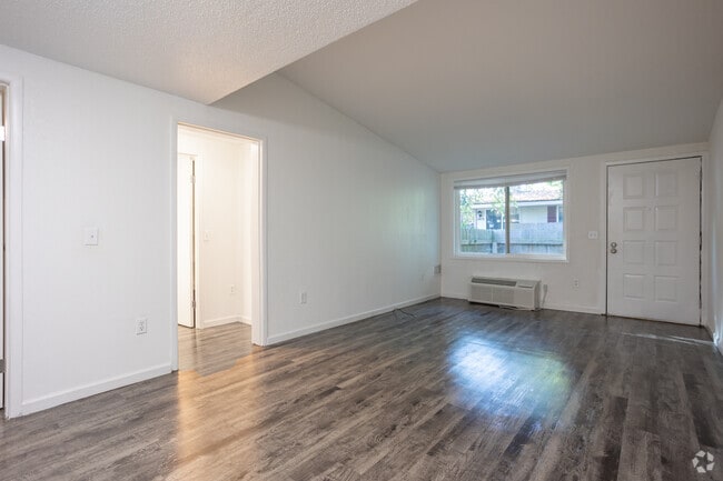 Estudio, 1BA - 455SF - Sala de estar - Royal Glen ~ Boutique Cottage Style Living Meets Hassle Free Leasing