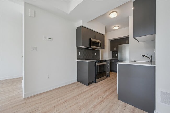 Photo - 950 St David St N