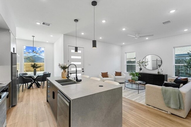 Photo - 8320 Williamsdell St