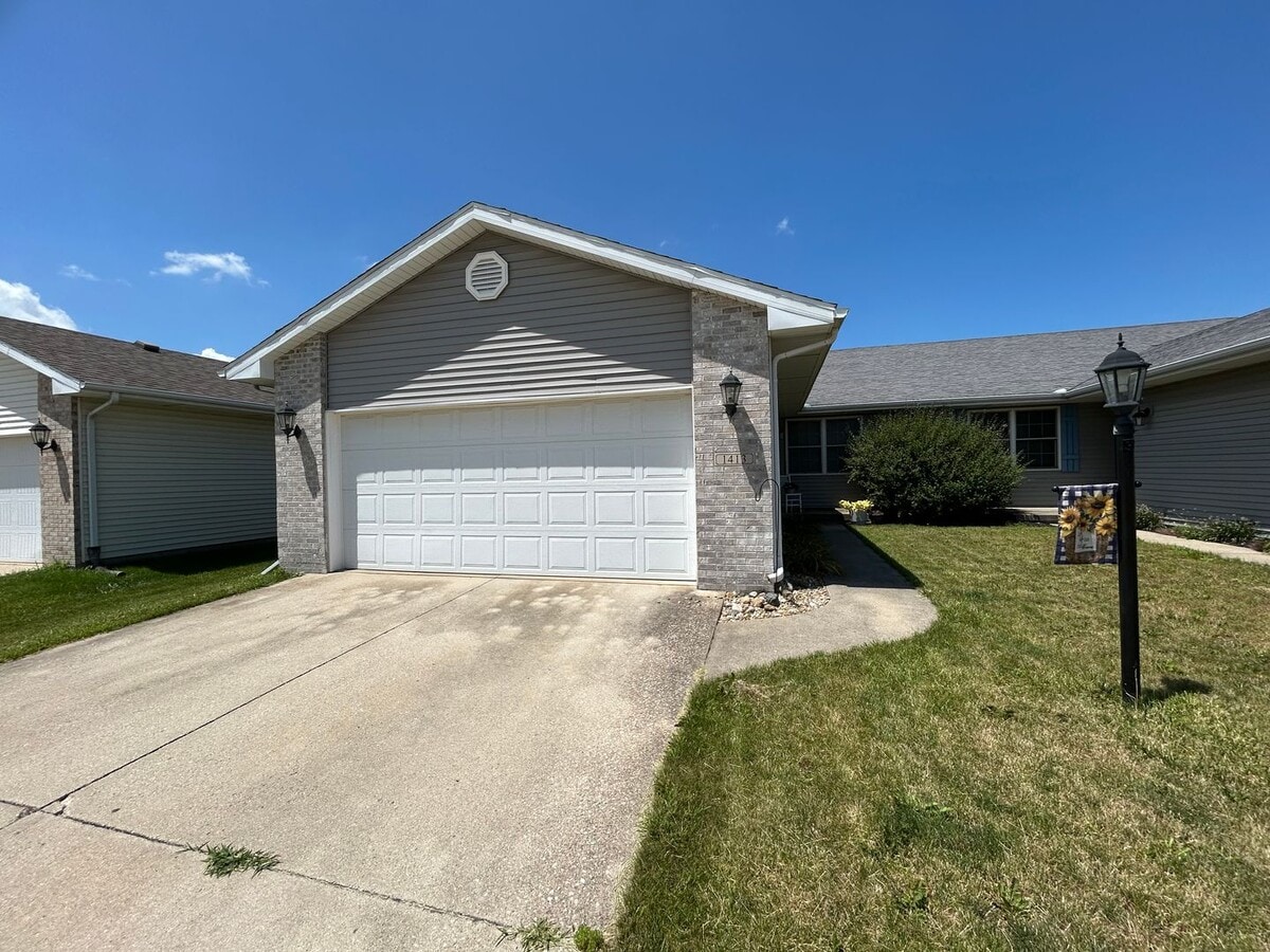 Photo - 2-bedroom, 1-bath Duplex in Champaign, IL