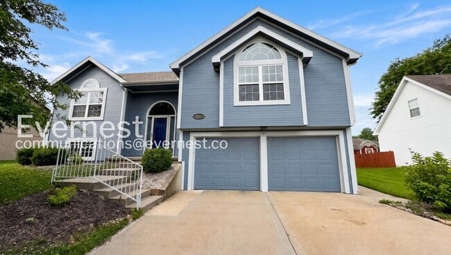 Building Photo - 5 Bed, 3 Bath Home with Fenced Yard & Garage / Pet-Friendly / Available Now!