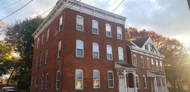 Building Photo - 144 Union St Rental