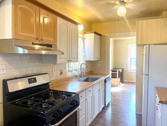 Photo - 904 Kaweah St