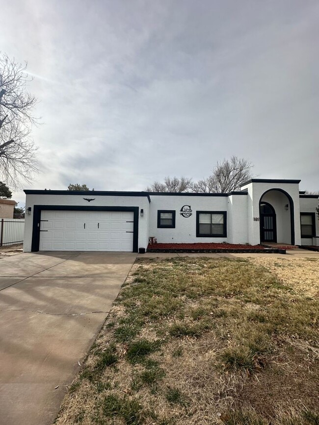 Building Photo - Spacious 3 Bed Home with Pool & Hot Tub!