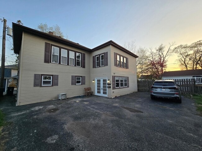 Building Photo - 10 Lawndale St Unit 2