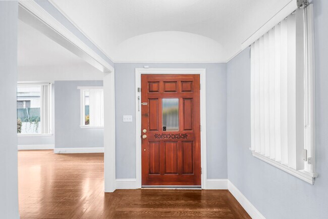 Photo - 733 Grosvenor Pl