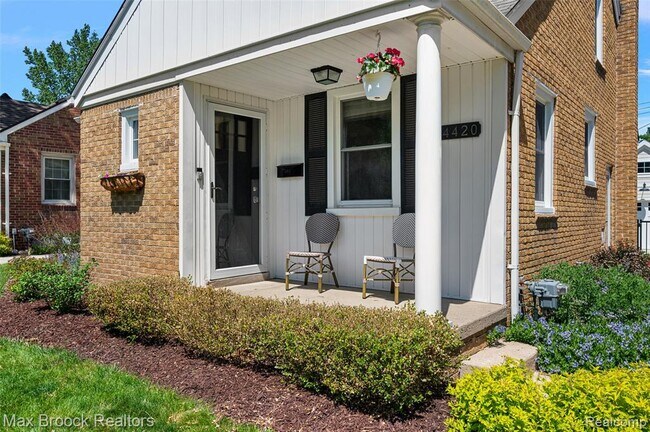 Photo - 4420 Elmwood Ave