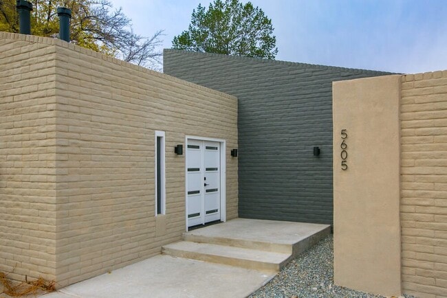 Photo - 5605 Fair Oak Trail NE