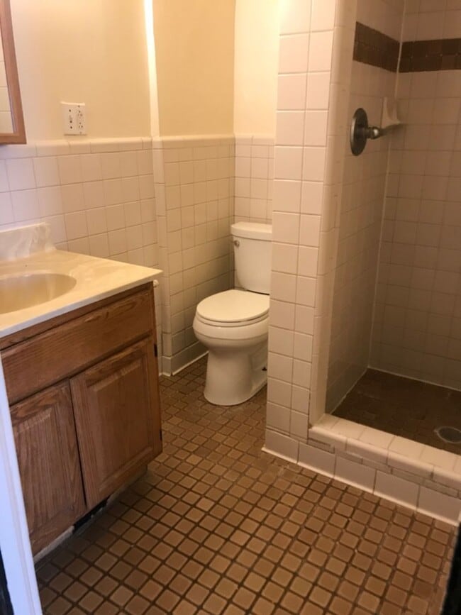 Photo - Spacious 5 bedroom house Centrally located to U of M Campus