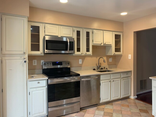 Spacious 3 Level Townhouse Backs to Trees - Spacious 3 Level Townhouse Backs to Trees