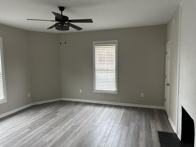 Photo - 218 College St