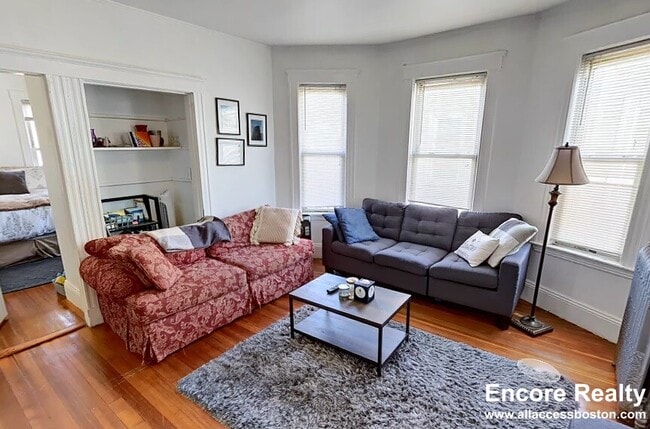 Photo - 162 Kelton St