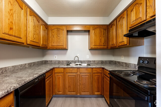 2BR, 1BA - 849SF - Kitchen - MAPLE CREST