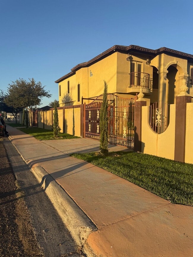 Photo - 3102 E Plum St