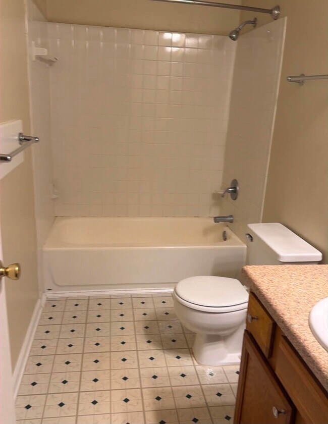 Photo - 208 Oak St SE