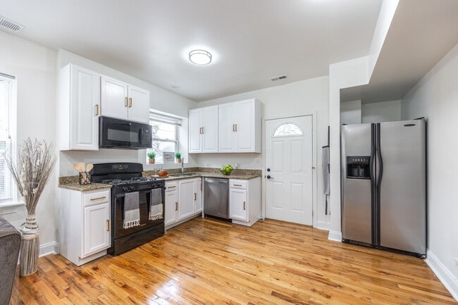 Photo - 3849 W Ainslie St Unit 1